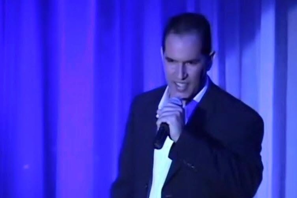 Yury Camba cantando en escena