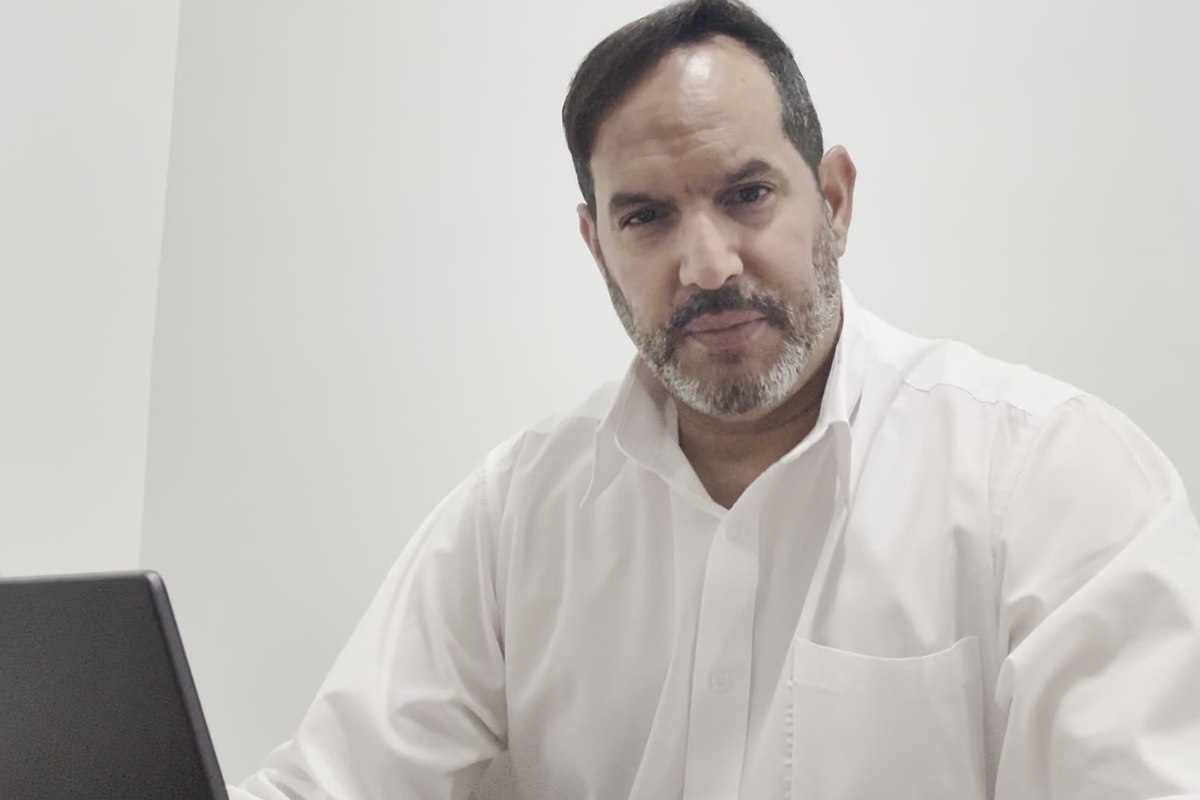 Yury Camba trabajando en su escritorio
