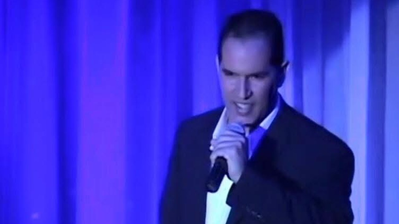 Yury Camba cantando en escena